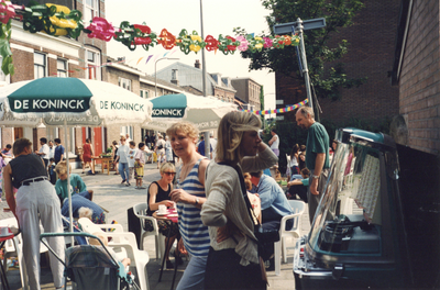 859405 Afbeelding van een buurtfeest met rommelmarkt op de Abstederdijk te Utrecht.